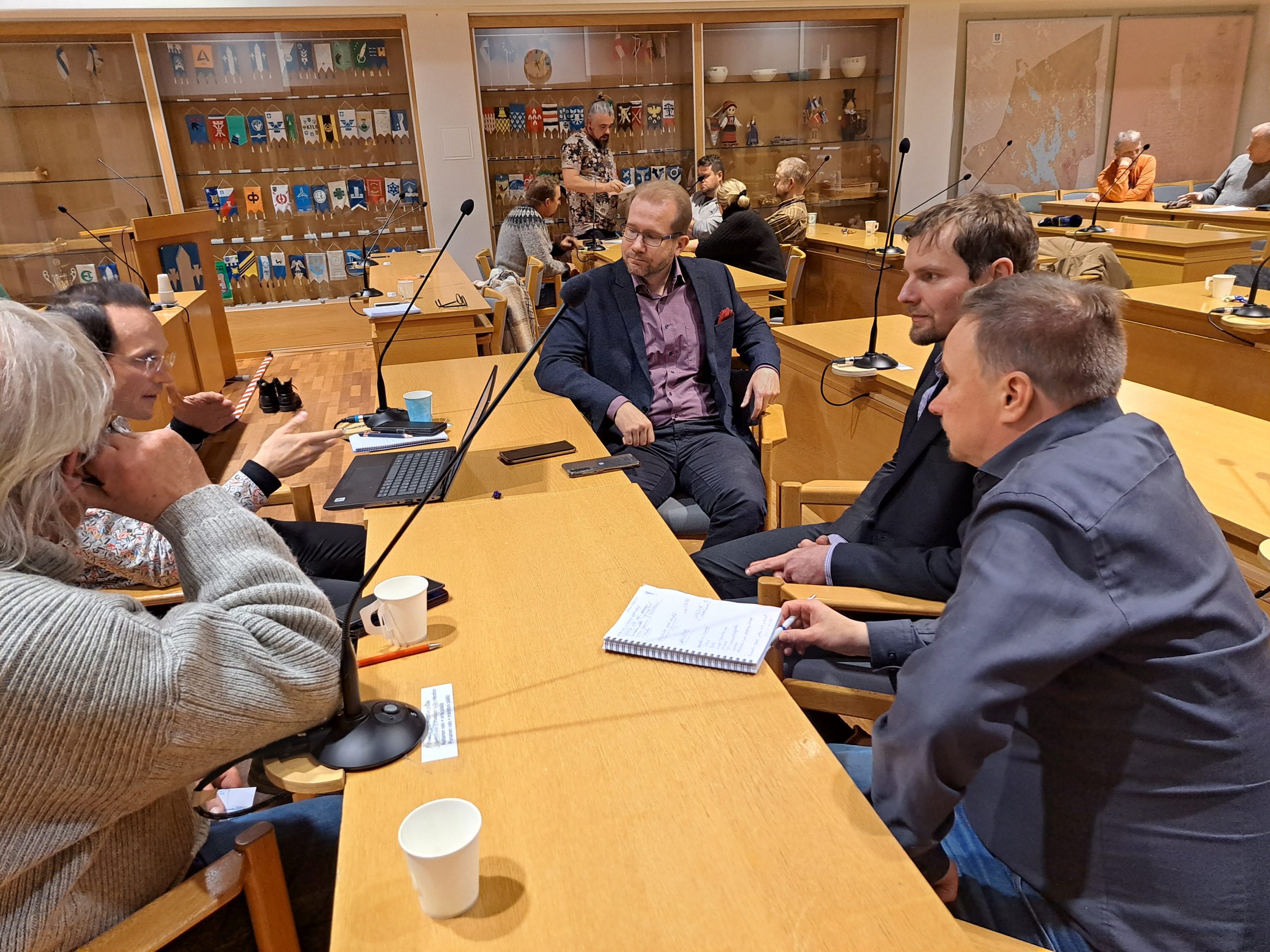 Pyhäjärven kehittämisestä vaihdettiin mielipiteitä pienryhmissä. Nihakin Kimmo Niskanen (oik.) ja Lauri Jouhki keskustelivat kaupunginjohtaja Henrik Kiviniemen, elinkeinoasiamies Regis Rougen ja Markku Lehtimäen kanssa.