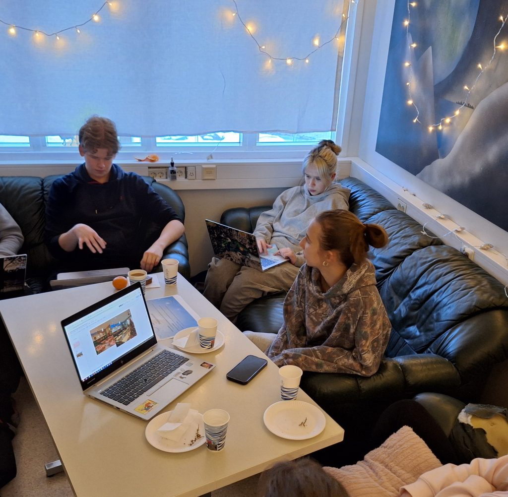 Lukiolaisten tiimi 2 suorittamassa yrittäjyyspäivän tehtävää sohvanurkkauksessa. 