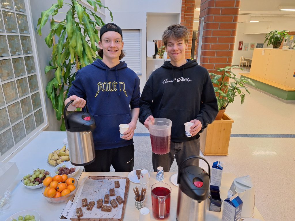 Kaksi lukiolaista kahvion äärellä. 