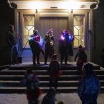 Kuva varhaiskasvatuksen joulupolkutapahtuman ohjelmasta leirikeskuksen pihapiirissä.