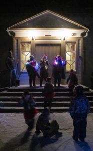 Kuva varhaiskasvatuksen joulupolkutapahtuman ohjelmasta leirikeskuksen pihapiirissä.