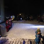 Kuva varhaiskasvatuksen joulupolkutapahtuman ohjelmasta leirikeskuksen pihapiirissä.