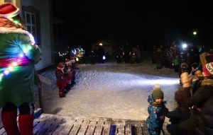 Kuva varhaiskasvatuksen joulupolkutapahtuman ohjelmasta leirikeskuksen pihapiirissä.