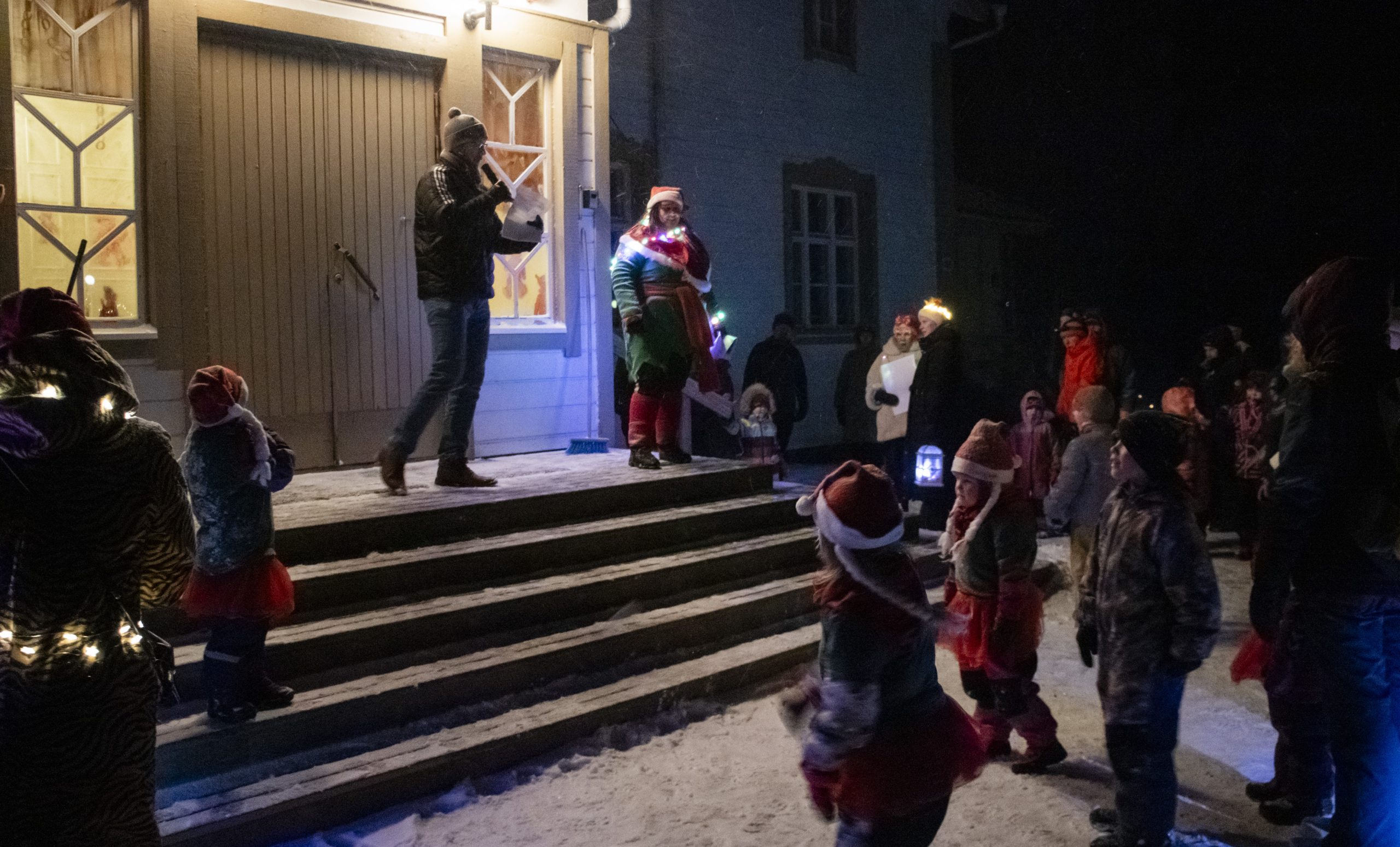 Kuva varhaiskasvatuksen joulupolkutapahtuman ohjelmasta leirikeskuksen pihapiirissä.