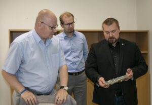 Ministeri kaivoksella_1
