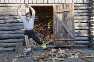 Tanssiesitys, mies hakkaa halkoja.