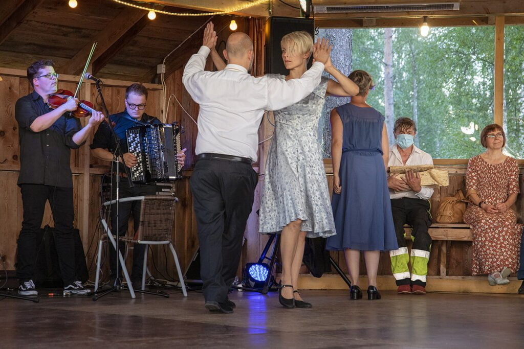 Tanssiesitys, mies ja nainen tanssivat paritanssia.