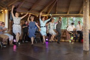 Tanssiesitys, tanssijat rivissä.