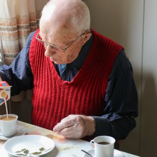 Aarne kahvipöydän ääressä