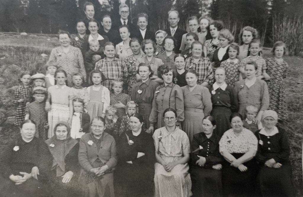 Äitienpäiväjuhlassa vuoden 1949 tienoilla otettu mustavalkoinen ryhmäkuva.