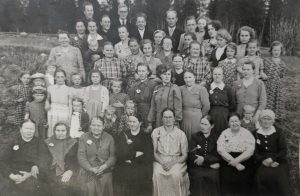 Äitienpäiväjuhlassa vuoden 1949 tienoilla otettu mustavalkoinen ryhmäkuva.