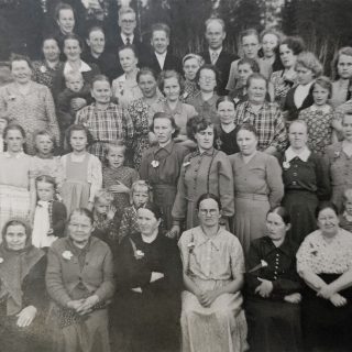Äitienpäiväjuhlassa vuoden 1949 tienoilla otettu mustavalkoinen ryhmäkuva.