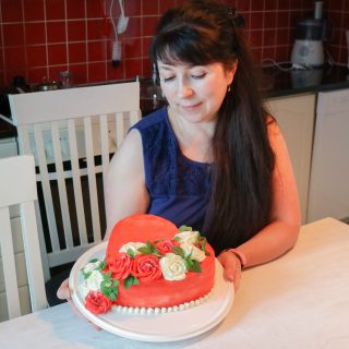 Alina Karvonen esittelee leipomaansa täytekakkua