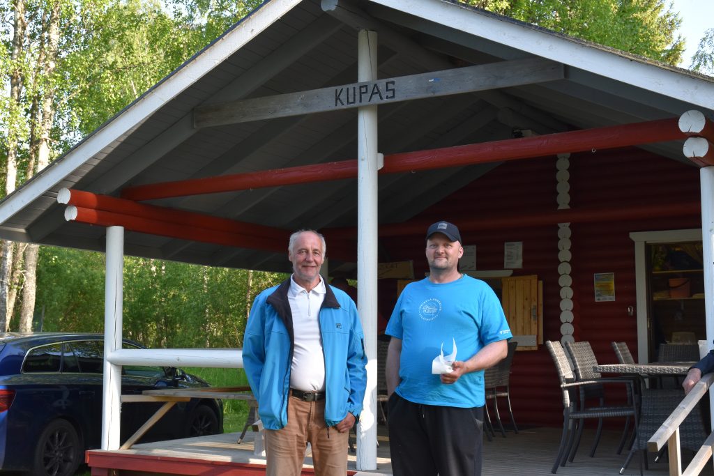 Kari Sirviö ja Jokikylä-Ruhkala Kyläyhdistyksen puheenjohtaja Esa Heinonen ovat mukana kioskin pyörittämisessä. 