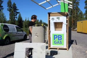Pyhäjärven biokaasuasemaa asennetaan.