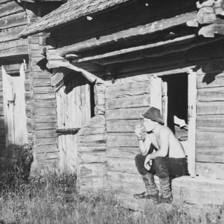 Mies aitan portailla ilman paitaa.