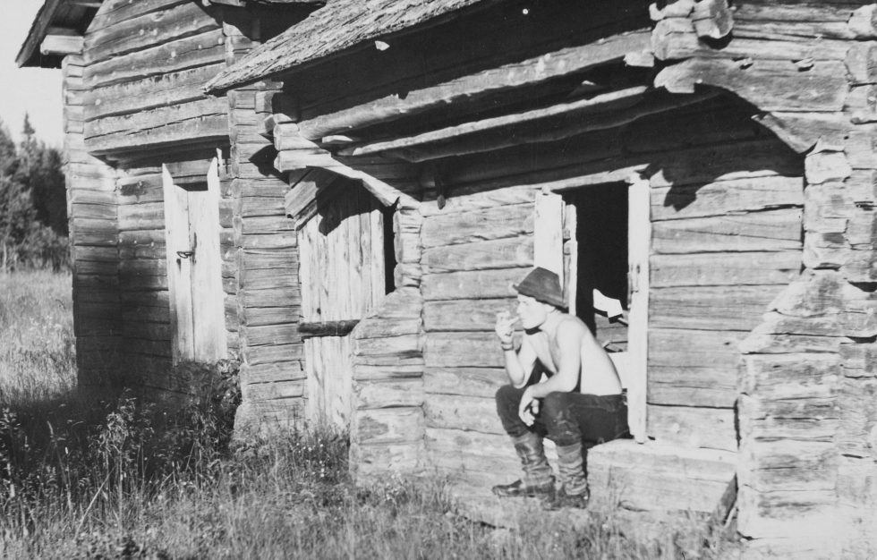 Mies aitan portailla ilman paitaa.