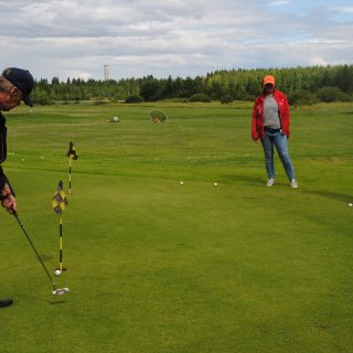 golf lyömässä markku kämäräinen, merja liuska ari rauha