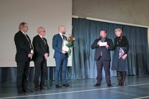 Palkinnon ottivat vastaan Kempeleen kunnan liikuntapaikkamestari Heino Peteri, yhteisöllisyysvaliokunnan puheenjohtaja Jarmo Haapaniemi sekä kunnanjohtaja Tuomas Lohi. Palkinnon luovuttivat Pohjois-Pohjanmaan maakuntavaltuuston 1. varapuheenjohtaja Jouni Jussinniemi ja Pohjois-Pohjanmaan liiton viestintä- ja hallintopäällikkö Arja Hankivaara.