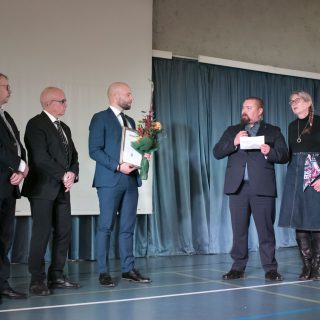 Palkinnon ottivat vastaan Kempeleen kunnan liikuntapaikkamestari Heino Peteri, yhteisöllisyysvaliokunnan puheenjohtaja Jarmo Haapaniemi sekä kunnanjohtaja Tuomas Lohi. Palkinnon luovuttivat Pohjois-Pohjanmaan maakuntavaltuuston 1. varapuheenjohtaja Jouni Jussinniemi ja Pohjois-Pohjanmaan liiton viestintä- ja hallintopäällikkö Arja Hankivaara.
