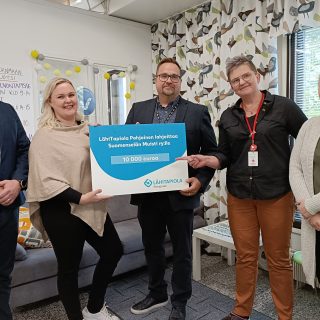 Lähitapiolan edustajat lahjoittamassa 10 000 euroa Suomenselän muisti ry:n edustajille