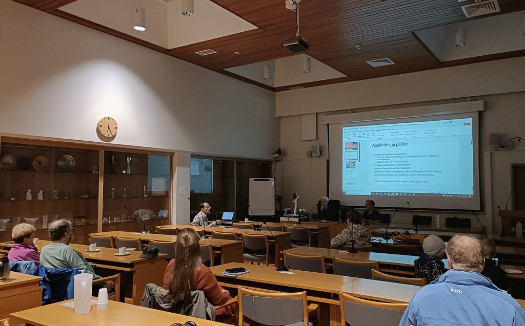 Valtuustosalissa suunnitellaan joulunavausta.