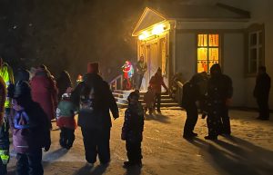 Kuva varhaiskasvatuksen joulupolkutapahtuman ohjelmasta leirikeskuksen pihapiirissä.