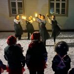 Kuva varhaiskasvatuksen joulupolkutapahtuman ohjelmasta leirikeskuksen pihapiirissä.