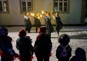 Kuva varhaiskasvatuksen joulupolkutapahtuman ohjelmasta leirikeskuksen pihapiirissä.