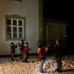 Kuva varhaiskasvatuksen joulupolkutapahtuman ohjelmasta leirikeskuksen pihapiirissä.