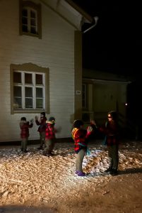 Kuva varhaiskasvatuksen joulupolkutapahtuman ohjelmasta leirikeskuksen pihapiirissä.