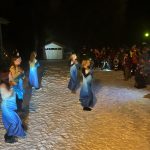 Kuva varhaiskasvatuksen joulupolkutapahtuman ohjelmasta leirikeskuksen pihapiirissä.