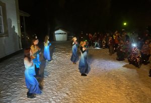 Kuva varhaiskasvatuksen joulupolkutapahtuman ohjelmasta leirikeskuksen pihapiirissä.