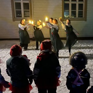 Kuva varhaiskasvatuksen joulupolkutapahtuman ohjelmasta leirikeskuksen pihapiirissä.