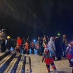 Kuva varhaiskasvatuksen joulupolkutapahtuman ohjelmasta leirikeskuksen pihapiirissä.