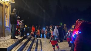 Kuva varhaiskasvatuksen joulupolkutapahtuman ohjelmasta leirikeskuksen pihapiirissä.