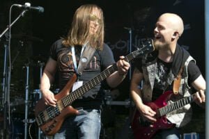 Jussi Tikka (vas.) ja Jari-Pekka "Jasso" Perälä Agonizerin keikalla Järvifestareilla kesällä 2017. 