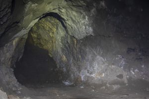 Kuvassa tunnelin perällä kaivoksen viimeiset louhitut malmit.
