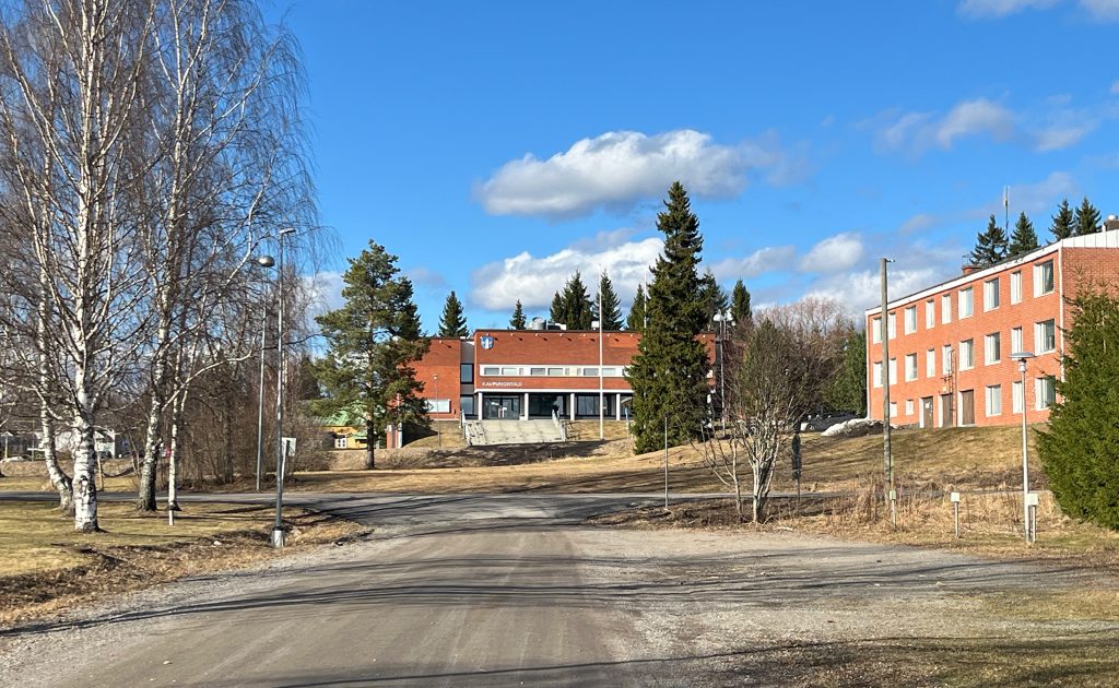 Kaupungintalo sataman suunnasta kuvattuna.