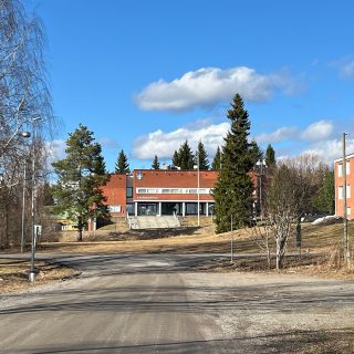 Kaupungintalo sataman suunnasta kuvattuna.