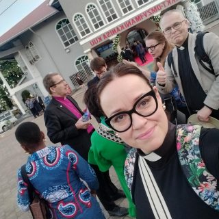 Kokoontuminen katedraalin pihalla, kuva Mirva Ahola