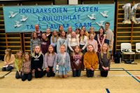 Lapsia ja opettajat Jokilaaksojen Lasten Laulujuhlilla Haapajärvellä.