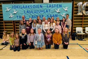 Lapsia ja opettajat Jokilaaksojen Lasten Laulujuhlilla Haapajärvellä.