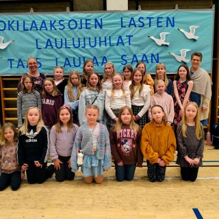 Lapsia ja opettajat Jokilaaksojen Lasten Laulujuhlilla Haapajärvellä.