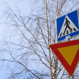 Liikenne kolmio vaistaminen suojatie SR