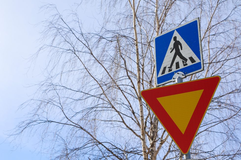 Liikenne kolmio vaistaminen suojatie SR