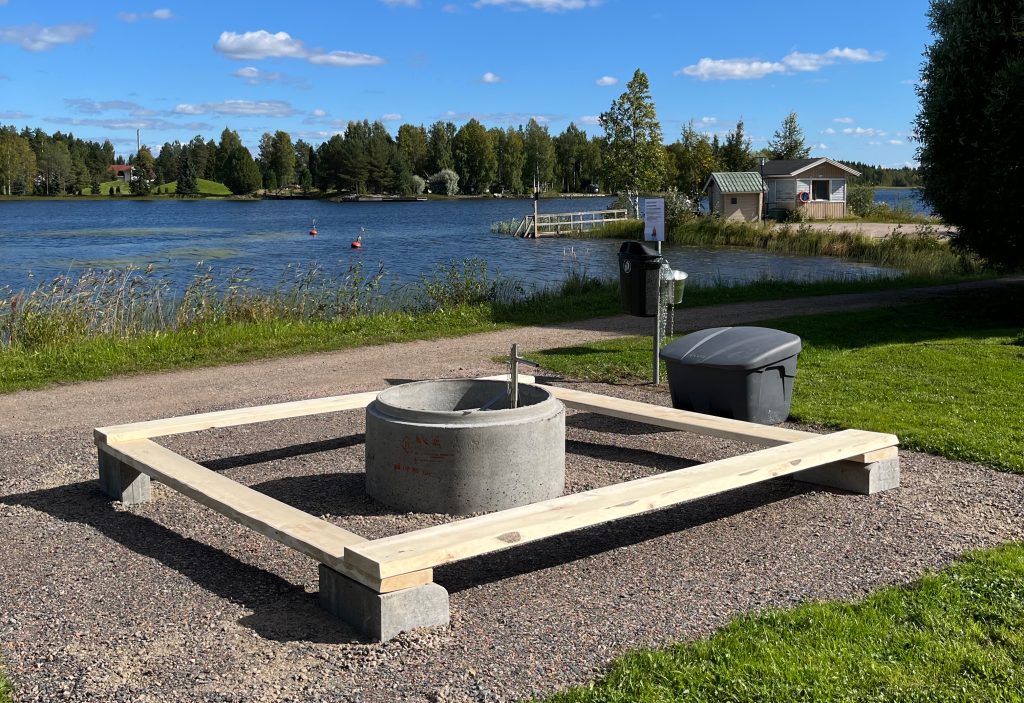 Nuotiopaikka järven rannalla.