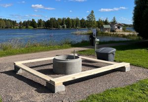 Nuotiopaikka järven rannalla.