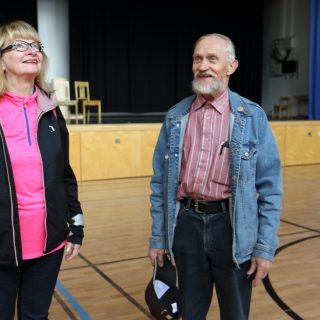 Helga ja Terho Ikosen koulun liikuntasalissa