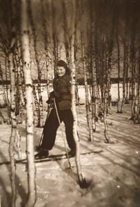 lyyli hiihtämässä